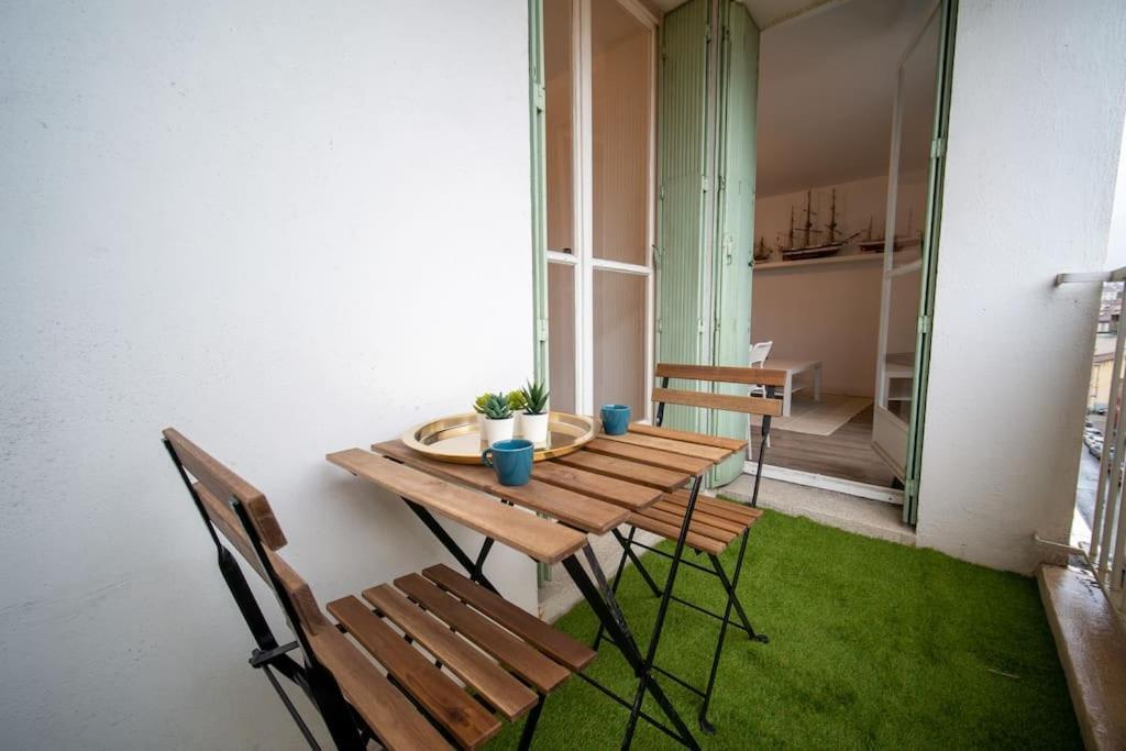 Fully Equipped Balcony Sleeps 7 Wifi Apartment Marseilles