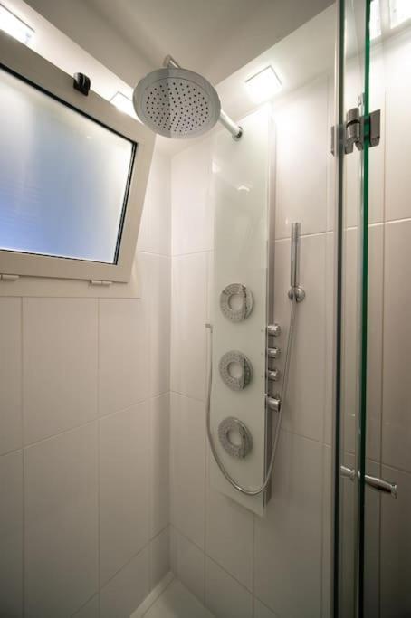 Fully Equipped Balcony Sleeps 7 Wifi Apartment *
