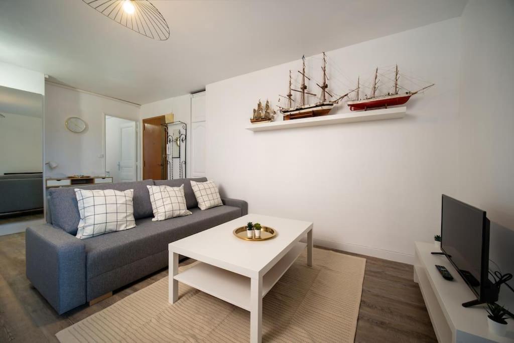 Fully Equipped Balcony Sleeps 7 Wifi Apartment Marseilles